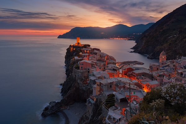 Pesca artesanal — pueblo pesquero al atardecer